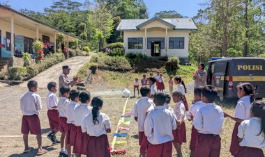 Pascagempa,-Satbinmas-Polres-Ngada-Hadir-Pulihkan-Semangat-Anak-Anak-melalui-Trauma-Healing