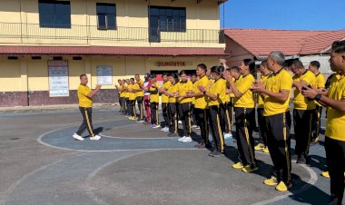 Tubuh-Sehat,-Tugas-Maksimal!-Wakapolres-Ngada-Pimpin-Olahraga-Bersama-Personel