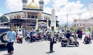 Polres-Ngada-Amankan-Ibadah-Sholat-Jumat-dan-Jaga-Kelancaran-Lalu-Lintas-di-Bajawa