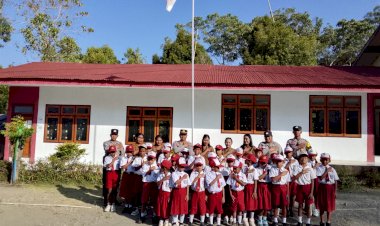 Tanamkan-Karakter-Sejak-Dini,-Sat-Binmas-Polres-Ngada-Edukasi-Siswa-SDN-Mojongange-dan-Bagikan-Perlengkapan-Sekolah