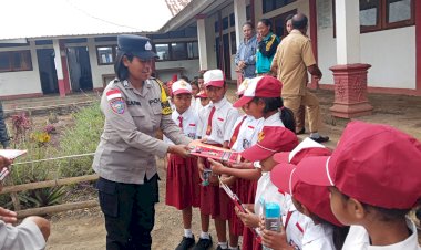 Dari-Upacara-hingga-Berbagi,-Sat-Binmas-Polres-Ngada-Bangun-Karakter-Siswa-SDK-Bejo