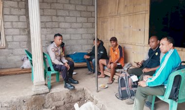Bhabinkamtibmas-Polsek-Soa-Polres-Ngada-Sambang-dan-Patroli-Warga-untuk-Wujudkan-Kamtibmas-Aman