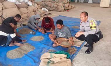 Polres-Ngada-melalui-Bhabinkamtibmas-Kelurahan-Susu-Hadir-Menyapa-Warga,-Jaga-Kamtibmas-Tetap-Kondusif-‎