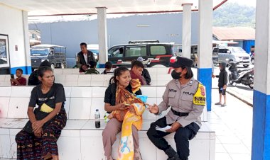 Patroli-Sambang-di-Terminal-Bajawa,-Bhabinkamtibmas-Polres-Ngada-Ajak-Warga-Jaga-Kamtibmas-dan-Bijak-Bermedia