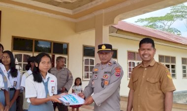 Peduli-Pelajar-Pascagempa,-Polres-Ngada-Salurkan-Bantuan-Seragam-untuk-Siswa-SMAK-Thomas-Aquino-Mataloko