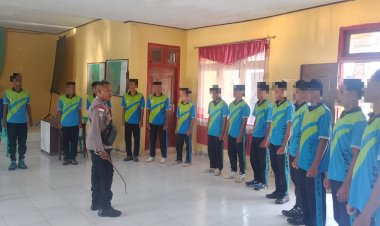 Cegah-Perkelahian-dan-Bolos-Sekolah,-Bhabinkamtibmas-Golewa-Beri-Pembinaan-kepada-14-Pelajar