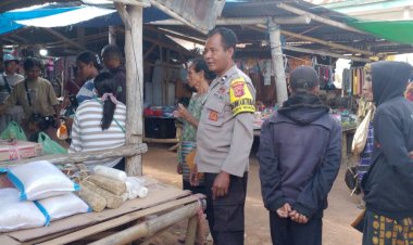 Pantau-Harga-Sembako-dan-Kamtibmas-di-Pasar-Riung-Barat,-Bhabinkamtibmas-Ingatkan-Warga-Waspada-Gempa-Susulan