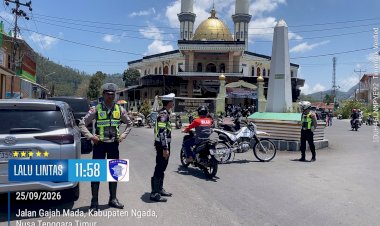 Pastikan-Sholat-Jumat-Aman-dan-Lancar,-Satlantas-Polres-Ngada-Amankan-Arus-Lalu-Lintas-di-Masjid-Agung-Bajawa-‎