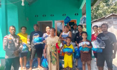 Ringankan-Beban-Warga-Pascagempa,-Bhabinkamtibmas-Polres-Ngada-Salurkan-Bantuan-untuk-30-KK