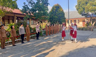 Sat-Binmas-Polres-Ngada-Sampaikan-Pesan-Disiplin-kepada-Siswa-SDK-Kisanata