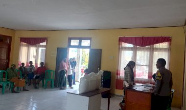 Bhabinkamtibmas-Dampingi-Penyaluran-Bantuan-Beras,-85-KK-Warga-Kezewea-Terima-Bantuan-Rawan-Pangan