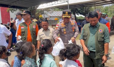 Pastikan-Penanganan-Pascagempa-Berjalan-Optimal,-Kapolres-Ngada-Dampingi-Kepala-BNPB-Tinjau-Warga-Terdampak-di-Golewa-Barat-‎