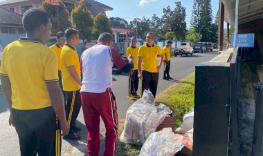 Jaga-Kebersihan-dan-Kenyamanan-Mako,-Polres-Ngada-Gelar-Kerja-Bakti-Bersama