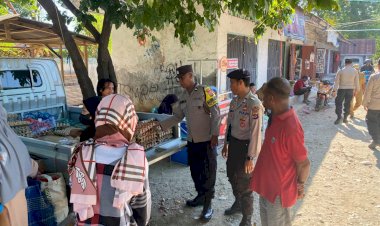 Jaga-Stabilitas-Harga,-Polsek-Riung-Polres-Ngada-Pantau-Ketersediaan-Sembako-di-Pasar-Mingguan