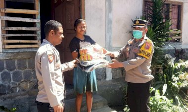 Polsek-Soa-Salurkan-Bantuan-Kapolres-Ngada,-Hadir-Meringankan-Beban-Warga-Terdampak-Gempa