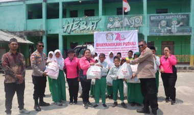 Bhayangkari-Daerah-Papua-Peduli,-Kapolres-Ngada-Salurkan-Bantuan-untuk-Warga-Terdampak-Gempa-Flores