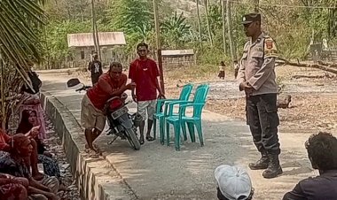 Bhabinkamtibmas-Polres-Ngada-Kawal-Penyediaan-Air-Bersih-bagi-25-KK-Terdampak-Gempa-di-Marotauk
