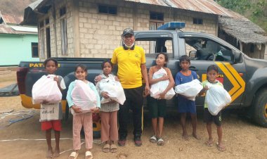 Bhayangkari-Daerah-Papua-Peduli-Korban-Gempa-Flores,-Polsek-Riung-Salurkan-33-Paket-Bantuan-untuk-Warga-dan-Anak-Sekolah