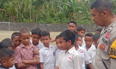 CEGAH-PERUNDUNGAN-SEJAK-DINI,-BHABINKAMTIBMAS-POLRES-NGADA-TEKANKAN-PERLINDUNGAN-ANAK-DI-SEKOLAH