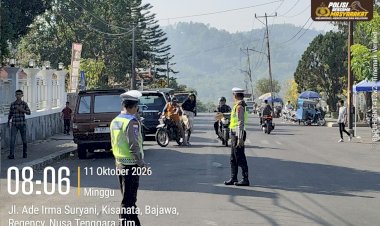 Pastikan-Ibadah-Minggu-Aman-dan-Lancar,-Satlantas-Polres-Ngada-Siaga-Amankan-Gereja-dan-Atur-Arus-Lalu-Lintas-di-Bajawa