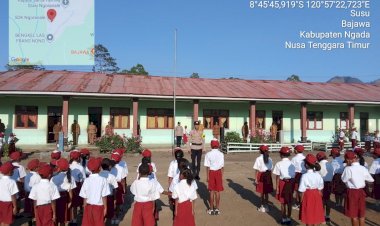 TANAMKAN-SEMANGAT-PRESTASI-SEJAK-DINI,-POLSEK-SOA-JADI-PEMBINA-UPACARA-DI-SDK-LOA