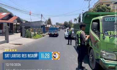 CEGAH-KEMACETAN-DAN-KECELAKAAN,-SATLANTAS-POLRES-NGADA-PATROLI-DI-KOTA-BAJAWA