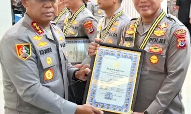 Kalemdiklat-Polri-Beri-Penghargaan,-Kapolres-Ngada-Apresiasi-Dedikasi-Personel-dalam-Penanganan-Pascagempa-Flores
