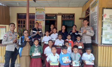 Sat-Binmas-Polres-Ngada-Salurkan-Bantuan-Alat-Tulis-kepada-Siswa-Yatim-Piatu-di-SDI-Welu