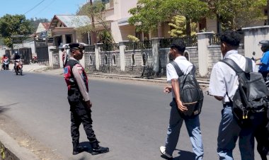 Cegah-Kemacetan-Saat-Jam-Pulang-Sekolah,-Sat-Samapta-Polres-Ngada-Hadir-Berikan-Rasa-Aman-bagi-Pelajar-di-Bajawa