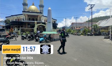 SATLANTAS-POLRES-NGADA-HADIRKAN-PENGAMANAN-SHOLAT-JUMAT,-WUJUDKAN-KAMSELTIBCARLANTAS-YANG-KONDUSIF-DI-BAJAWA