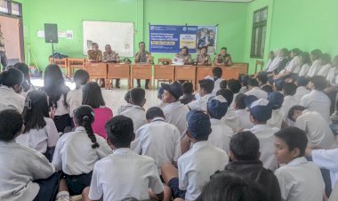 POLISI-PEDULI-PENDIDIKAN,-SATBINMAS-POLRES-NGADA-SOSIALISASIKAN-PMB-SMA-KEMALA-TARUNA-BHAYANGKARA-TAHUN-AJARAN-2027/2028