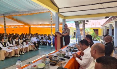 POLRES-NGADA-DAMPINGI-FORKOPIMDA-GO-TO-SCHOOL,-TANAMKAN-NILAI-KEBANGSAAN-DAN-KARAKTER-UNGGUL-KEPADA-PELAJAR-SMAK-REGINA-PACIS-BAJAWA
