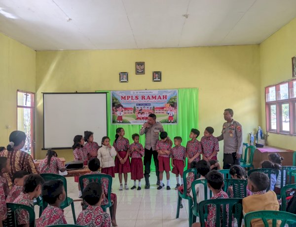 BHABINKAMTIBMAS KELURAHAN BAJAWA MEMBERIKAN EDUKASI KAMTIBMAS KEPADA SISWA SDI BAJAWA DALAM RANGKA MPLS