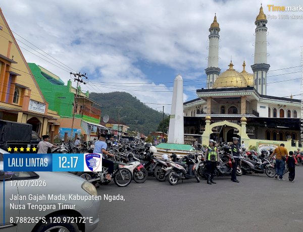 POLRES NGADA HADIR MEMBERIKAN PENGAMANAN IBADAH SHOLAT JUMAT DAN REKAYASA ARUS LALU LINTAS DI BAJAWA