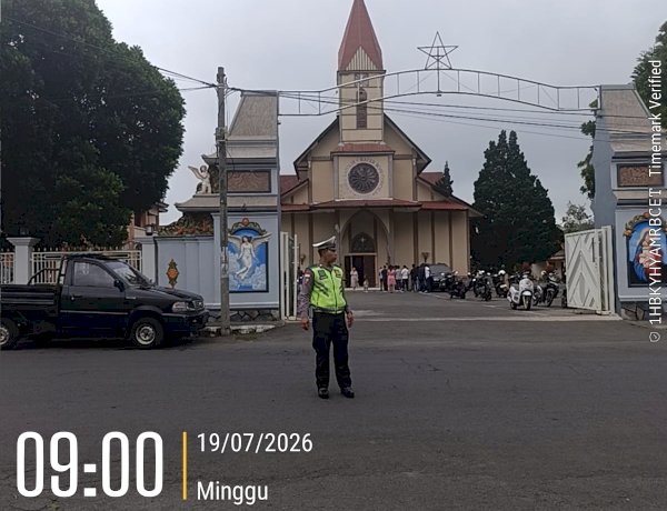 SATLANTAS POLRES NGADA LAKSANAKAN PENGAMANAN MISA MINGGUAN DI GEREJA MBC BAJAWA, WUJUDKAN KAMSELTIBCAR LANTAS YANG AMAN DAN KONDUSIF