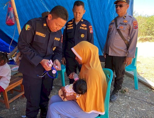 Polri Hadir di Tengah Pengungsi, Biddokkes Polda NTT bersama Dokkes Polres Ngada Berikan Layanan Kesehatan dan Home Visit di Bekek