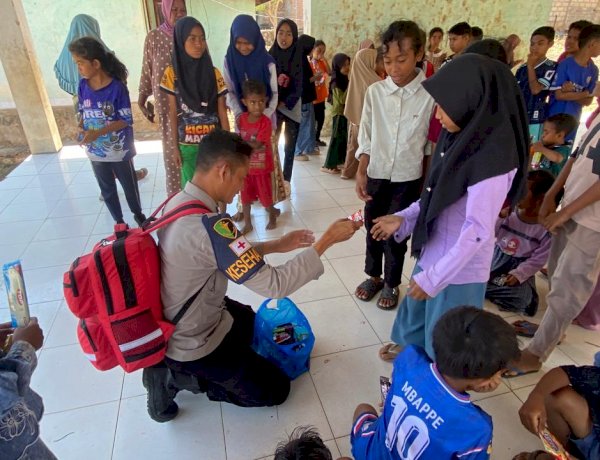 PULIHKAN LUKA, TUMBUHKAN HARAPAN: POLRI POLRES NGADA HADIR MEMBERIKAN LAYANAN KESEHATAN DAN TRAUMA HEALING BAGI WARGA TERDAMPAK GEMPA DI RIUNG