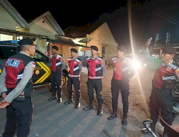 MALAM TAK MENYURUTKAN LANGKAH, SAT SAMAPTA POLRES NGADA HADIR MENJAGA WARGA NGADA PASCA BENCANA