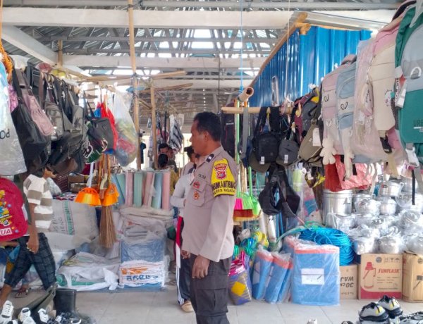 POLSEK RIUNG HADIR DI PASAR MINGGUAN RIUNG BARAT, MONITORING HARGA SEMBAKO DAN AJAK WARGA JAGA KAMTIBMAS
