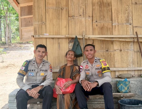 PEDULI SESAMA, BHABINKAMTIBMAS DESA TARAWALI BERSAMA SEKSI DOKKES POLRES NGADA SALURKAN BANTUAN SEMBAKO KEPADA LANSIA