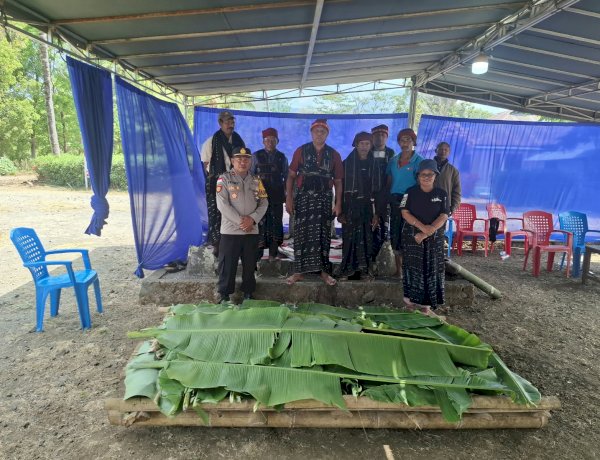 POLSEK GOLEWA DAMPINGI PENYELESAIAN MASALAH MELALUI RITUAL ADAT ZIO MILO RASI ZIA NUA LATE DI KAMPUNG LATE