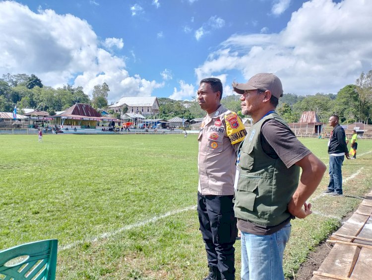 Bhabinkamtibmas Polres Ngada Sambangi Warga dan Panitia TURBO CUP IV, Ajak Jaga Kamtibmas Selama Turnamen