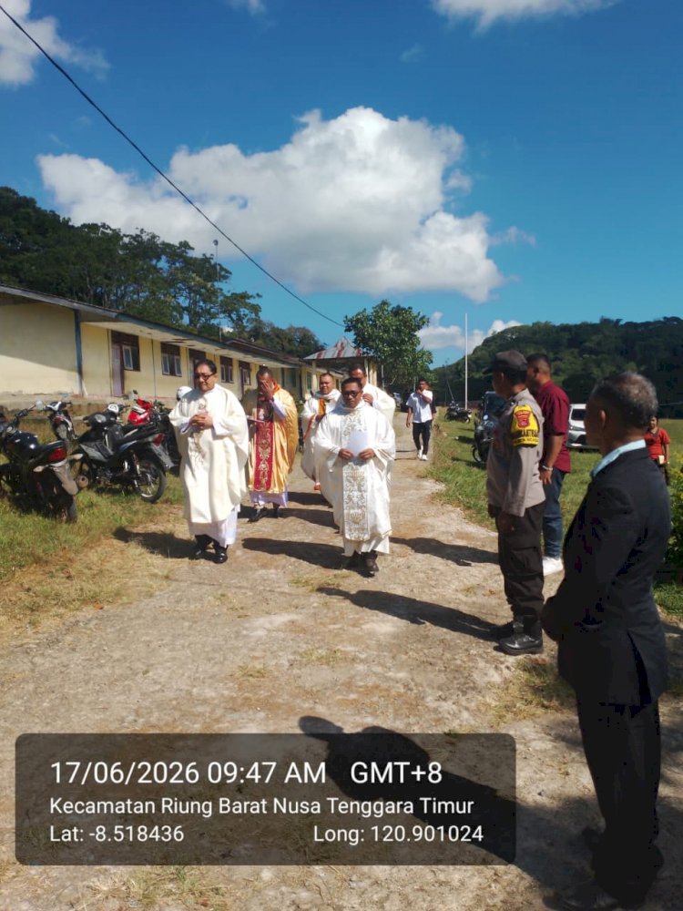 Wujudkan Rasa Aman dan Khidmat, Bhabinkamtibmas Polsek Riung Kawal Misa Perdana RP. Makarius Sungga, CMF