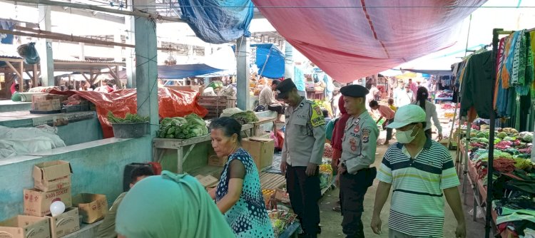 Polsek Riung laksanakan Pengamanan dan Pemantauan Harga Sembako di Pasar Mingguan Riung 