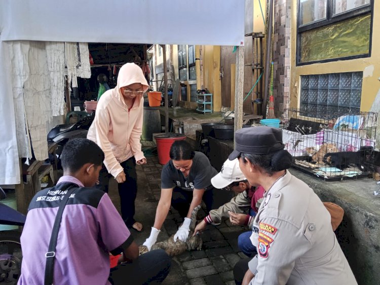 Bhabinkamtibmas Kisanata Bersinergi dengan Petugas Kesehatan Hewan dalam Program Vaksinasi Peliharaan