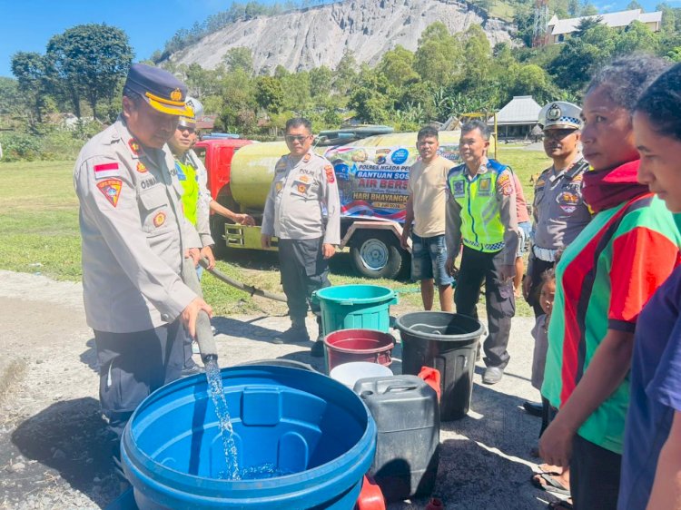 Polres Ngada Hadir untuk Rakyat, 30.000 Liter Air Bersih Disalurkan bagi Warga Desa Naru‎