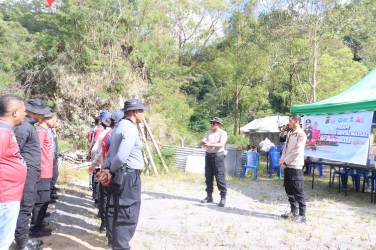 Kabag SDM Polres Ngada Pimpin Terapi Kesehatan Mental Massal Metode USEFT Bagi Personel 
