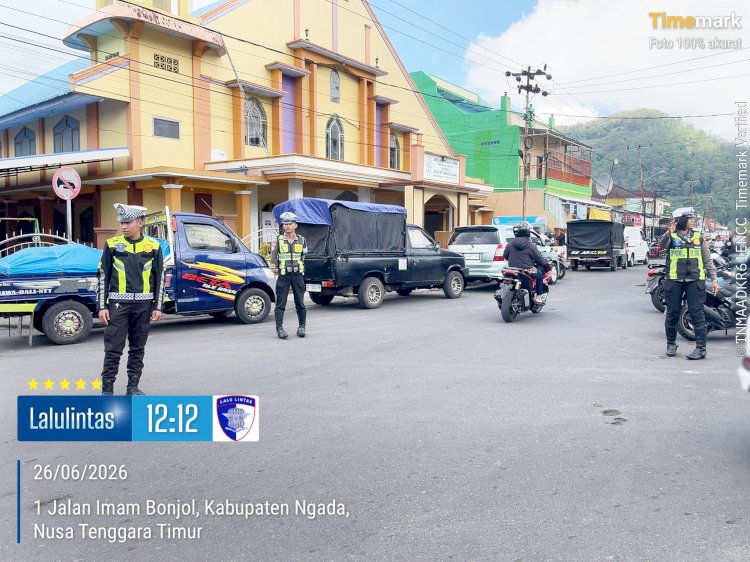 Wujudkan Kamseltibcarlantas di Kota Bajawa, Personel Satlantas Polres Ngada Laksanakan Pengaturan Lalu Lintas 