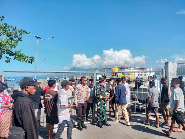 Personel Polsek Aimere Amankan Aktivitas Bongkar Muat KMP Kalibodri di Pelabuhan Penyeberangan Laut Aimere