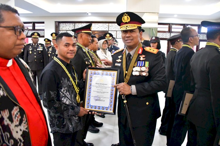Kapolda NTT Berikan Penghargaan kepada Personel dan Tokoh Berprestasi, Wujud Apresiasi atas Dedikasi bagi Institusi dan Masyarakat